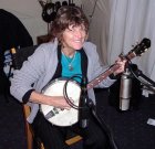 Caroline Aiken playing banjo for meike's album „live love travel free“ 2006
